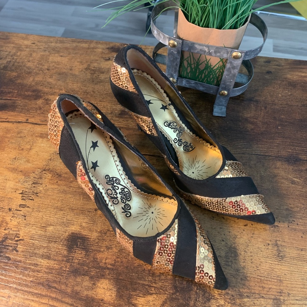 Vintage King by Monda gold Sequins and suede heels